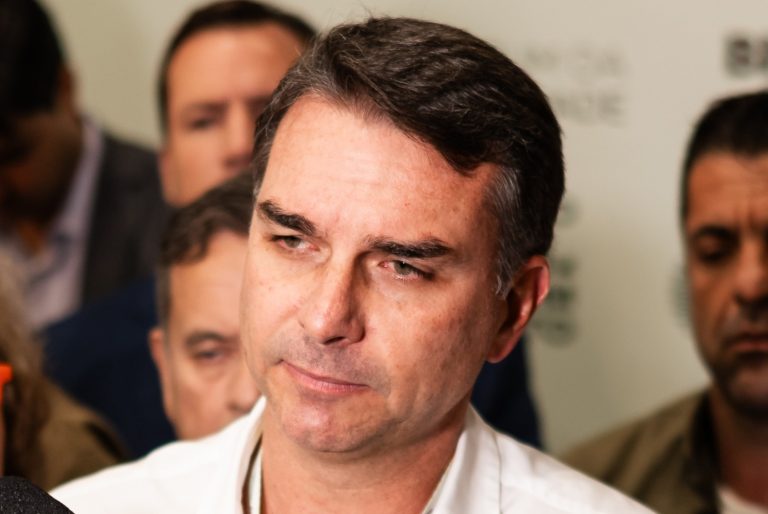 Flavio-Bolsonaro-em-entrevista.jpg