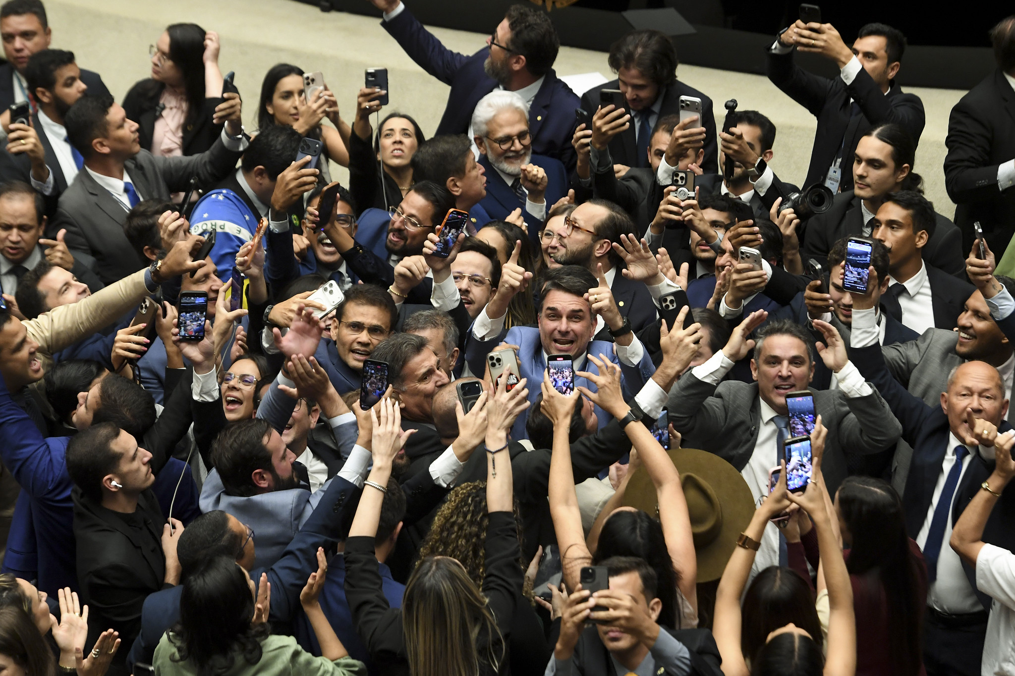 Oposicao-comemora-derrubada-de-veto-da-dosimetria-1.jpg