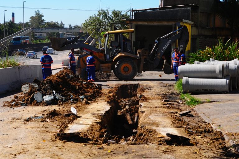 2026-07-21-colocacao-de-manilhas-pela-codeni_rf-5-1200x797.jpg